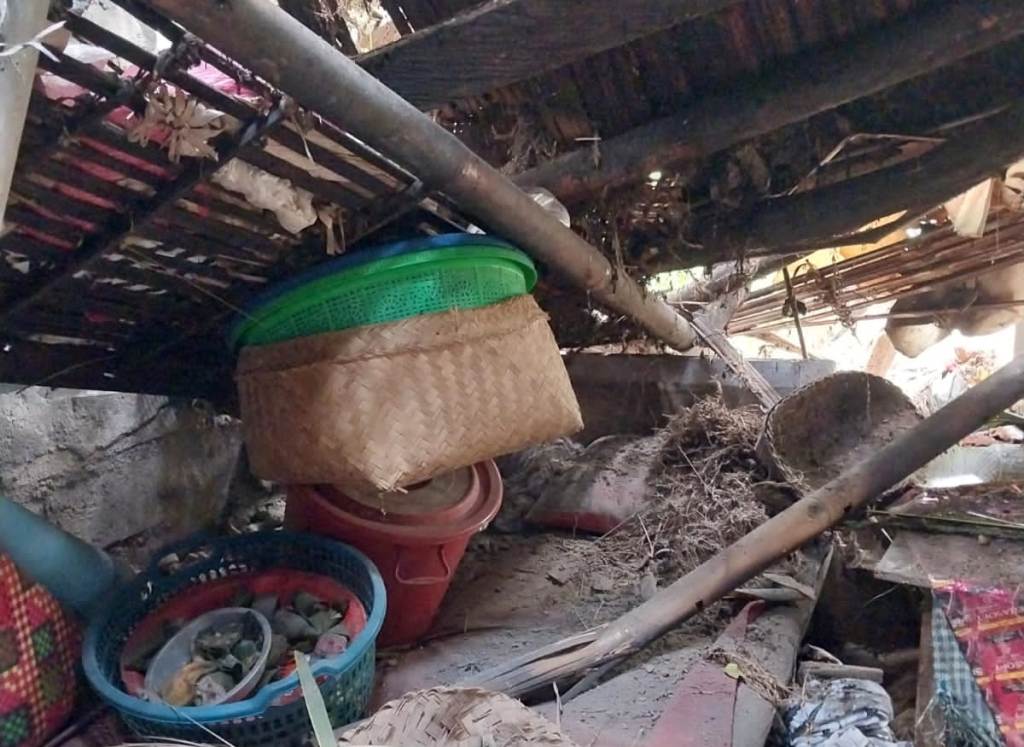 TUMBANG: Pohon kelapa tumbang menimpa dapur milik Jro Mangku Santun, Banjar Dinas Pakudansih, Desa Muncan, Selat, Karangasem, pada Senin (14/8).