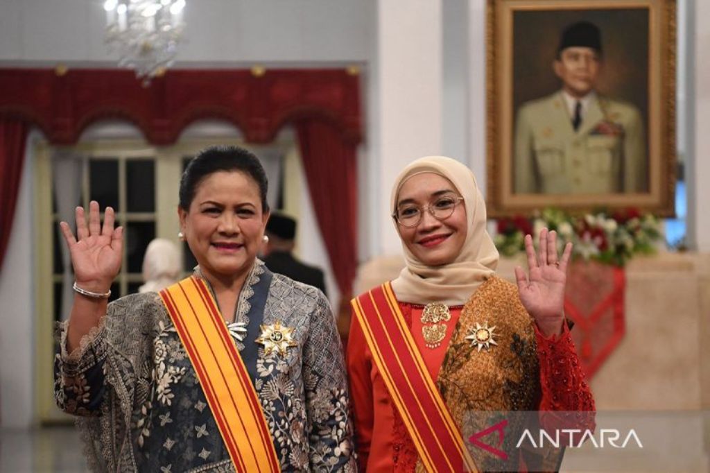 ANUGERAH: Ibu Negara Iriana (kiri) dan istri Wakil Presiden Ma