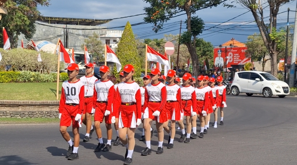 Peserta gerak jalan dari SD Mutiara Singaraja, Buleleng Bali, tetap semangat mengikuti lomba walau tiga orang anggota sepatunya lepas.