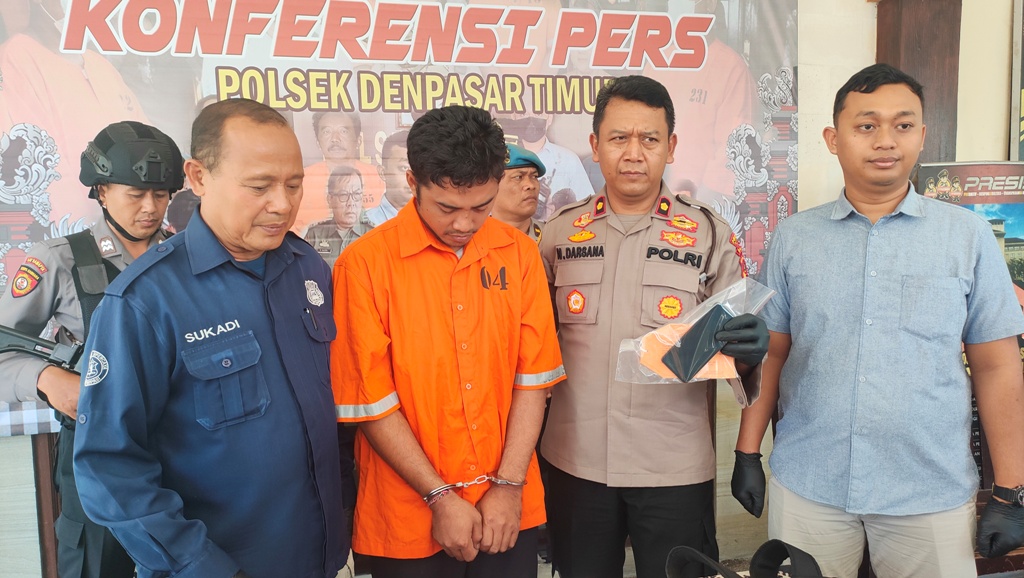 DIAMANKAN: Juliana, oknum ojol di Bali yang diamankan di Mapolsek Denpasar Timur, lantaran dianggap telah mencuri ponsel yang ditemukan.
