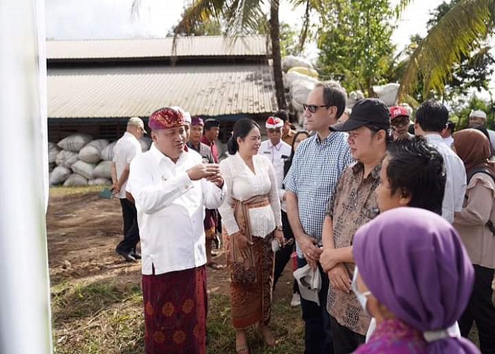 TINJAU :  Bupati Gianyar Made Agus Mahayastra mendampingi Direktorat Sanitasi Ditjen Cipta Karya, bersama Tim Central Project Management Unit (CPMU) dan World Bank meninjau persiapan ground breaking.