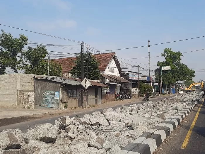 Proyek jalan cor nasional di Jombang, Jawa Timur rusak parah. Dewan menduga pengerjaannya tidak sesuai sepek.
