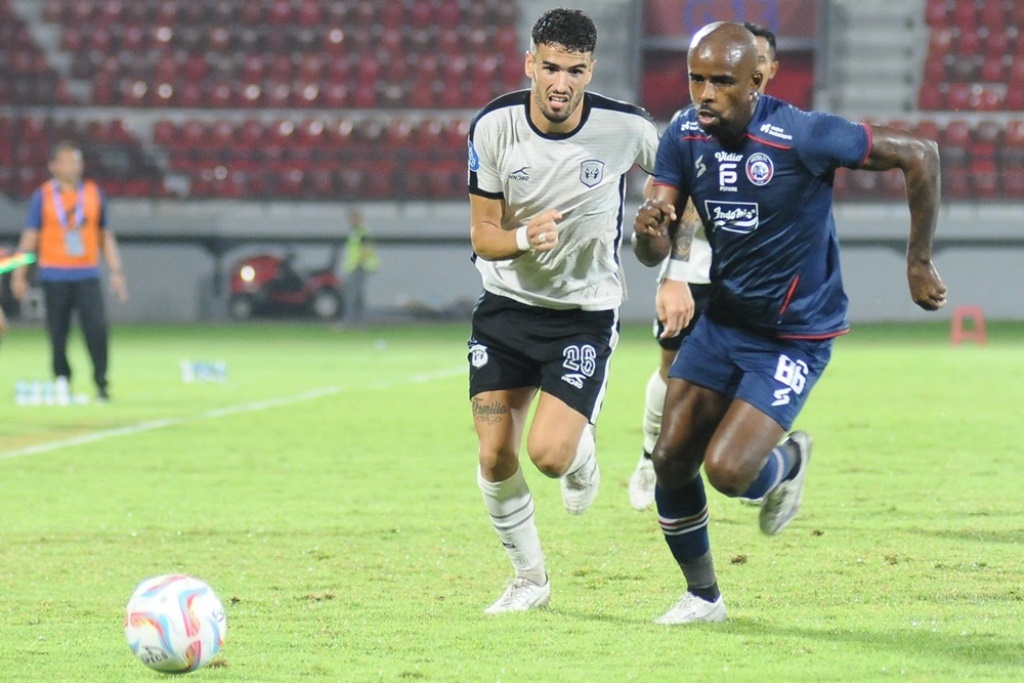 Pemain Arema Greg Nwokolo belum mampu mengangkat prestasi timnya saat dikalahkan Rans Nusantara 0-1 di Gianyar