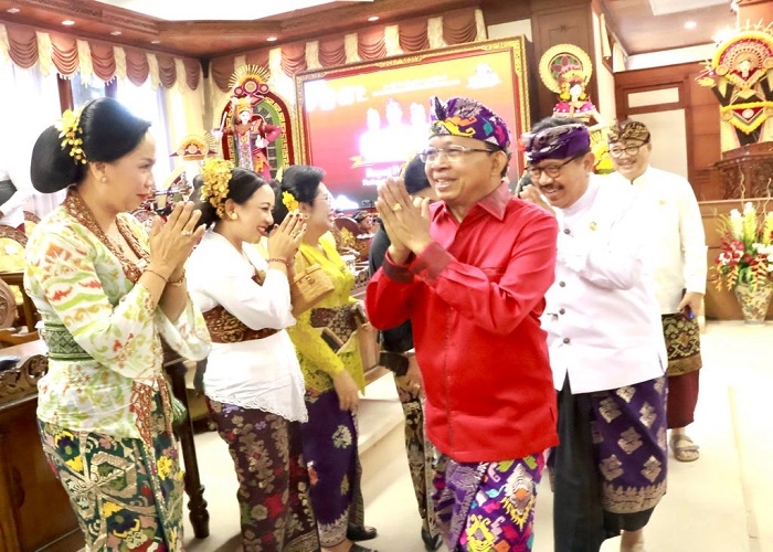 GUBERNUR : Gubernur Bali, Wayan Koster.