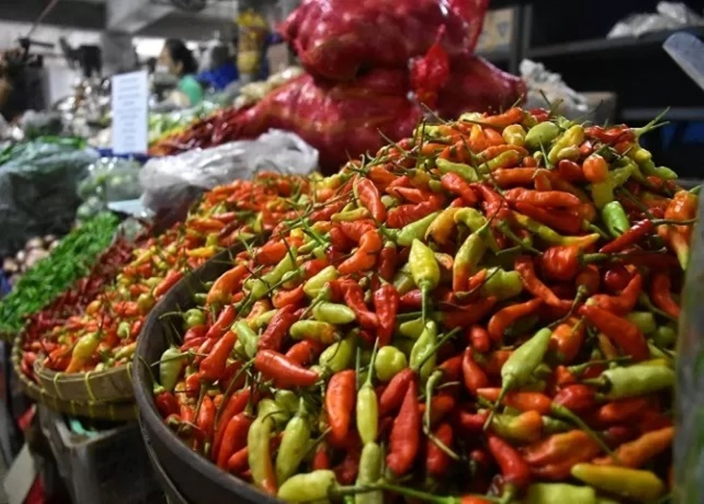 CABAI RAWIT: Harga cabai rawit merah mengalami kenaikan sebesar Rp 5.000 per kilogram. Di Pasar Badung dijual seharga Rp 55.000 per kg.
