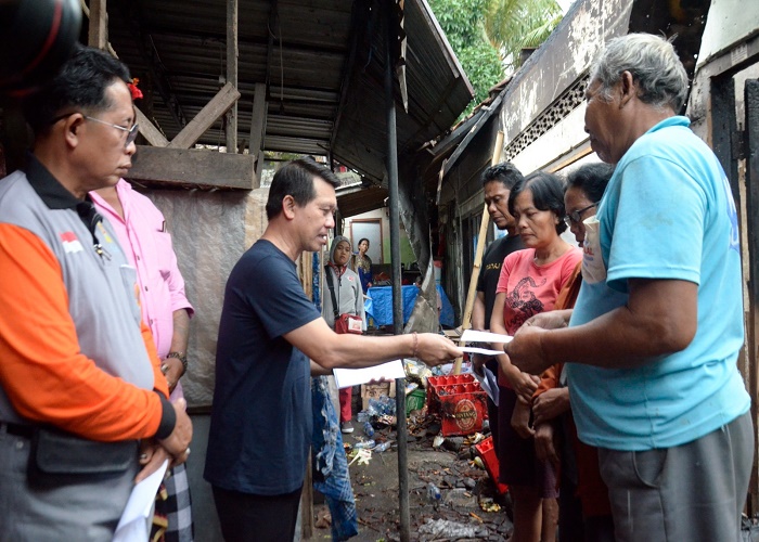 Bupati Klungkung, I Nyoman Suwirta, berikan bantuan uang tunai Rp1 Juta kepada korban kebakaran kios Pasar Desa Tegak, Klungkung.