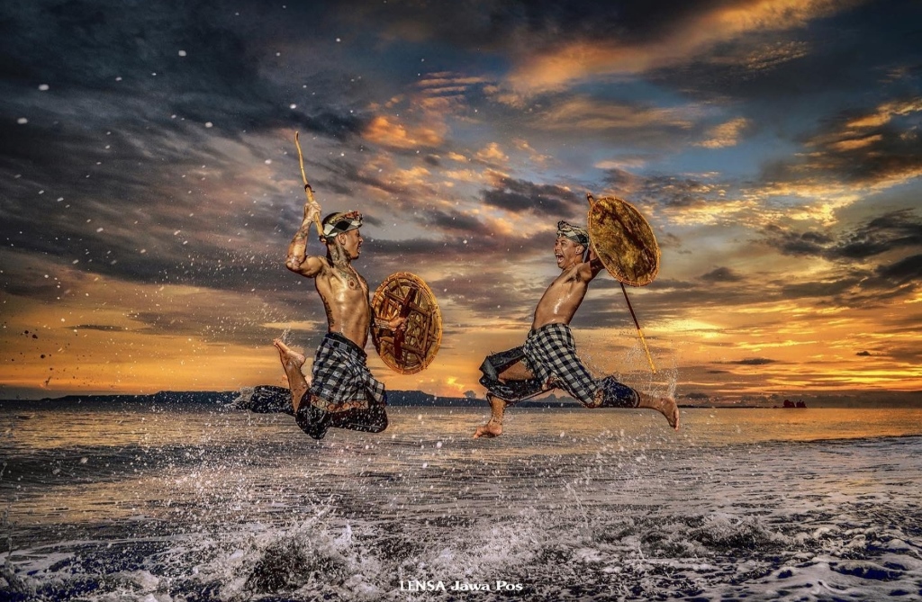 Perang Rotan atau yang lebih dikenal dengan Gebug Ende, terdapat di desa Patas Kecamatan Gerokgak. Tradisi ini sebenarnya berasal dari Desa Seraya, Karangasem, namun telah berkembang di Desa Patas se