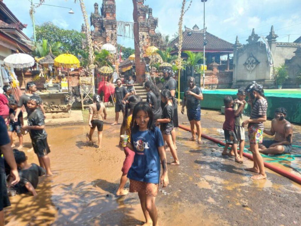 Tradisi mecolek adeng dilakukan di Pura Gede Pemayun, Banyuning, Kabupatn Buleleng.