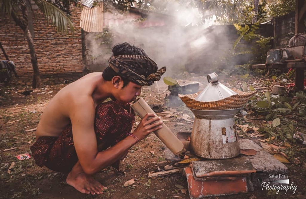 Nyakan Diwang tersebut adalah sebuah tradisi unik yang dilakukan oleh sejumlah masyarakat di Kabupaten Buleleng, yaitu di Kecamatan Banjar.
