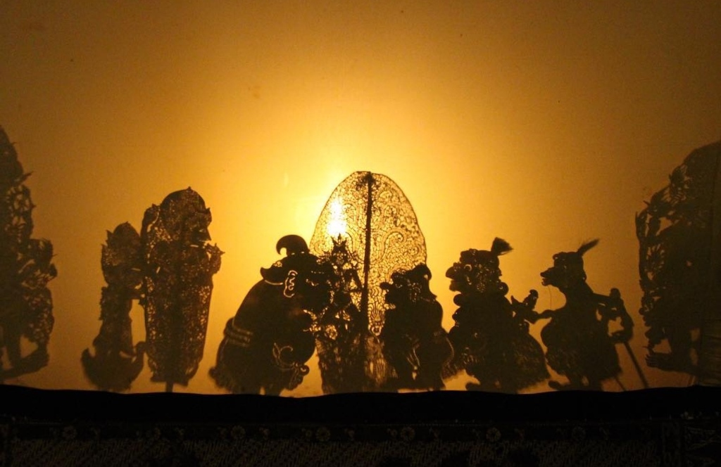 Pementasan wayang kulit di Bali juga cukup populer. Biasanya tradisi ini akan dijumpai saat ada upacara tiga bulanan atau ngaben di Bali.