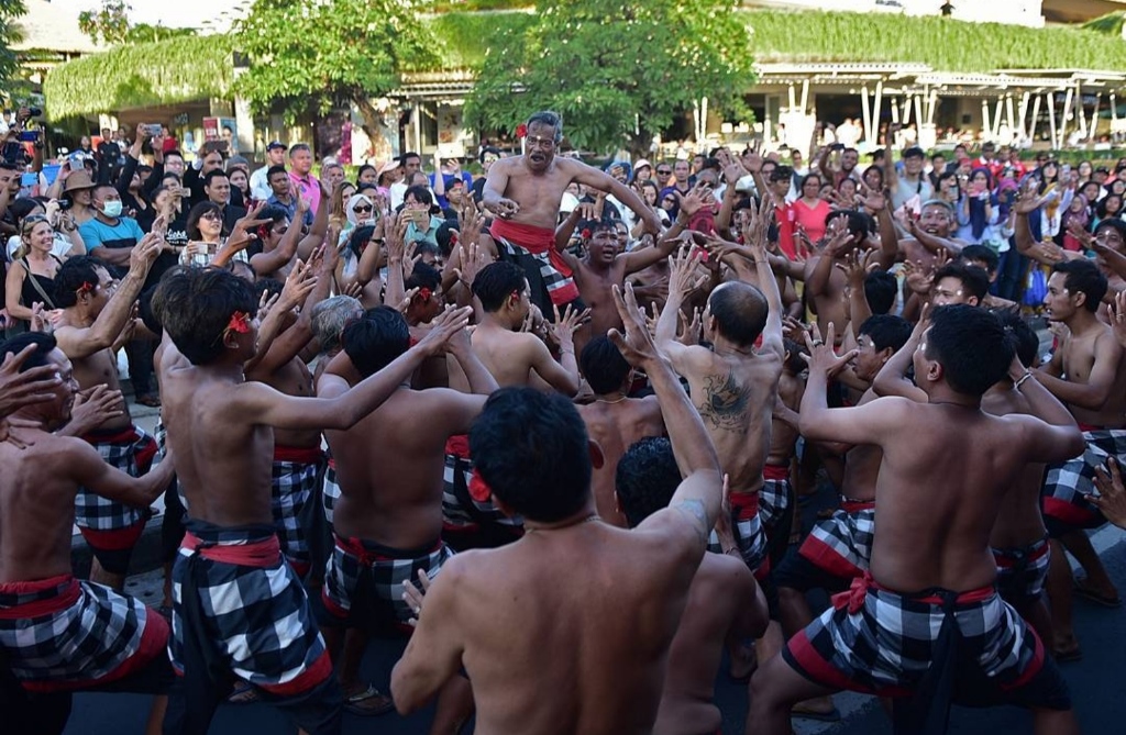 Tari Kecak sudah tidak asing lagi. Tarian ini sangat mudah dijumpai. Seperti halnya di Ubud.