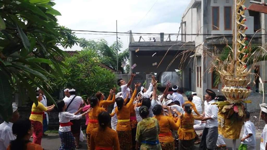 TRADISI: Tradisi Mekotek dan bagi- bagi uang menjadi ritual yang wajib dilaksanakan serangkaian Galungan dan Kuningan di Bali.