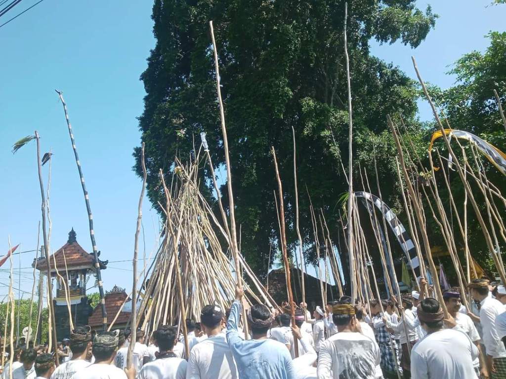 TRADISI: Tradisi Mekotek dan bagi- bagi uang menjadi ritual yang wajib dilaksanakan serangkaian Galungan dan Kuningan di Bali.
