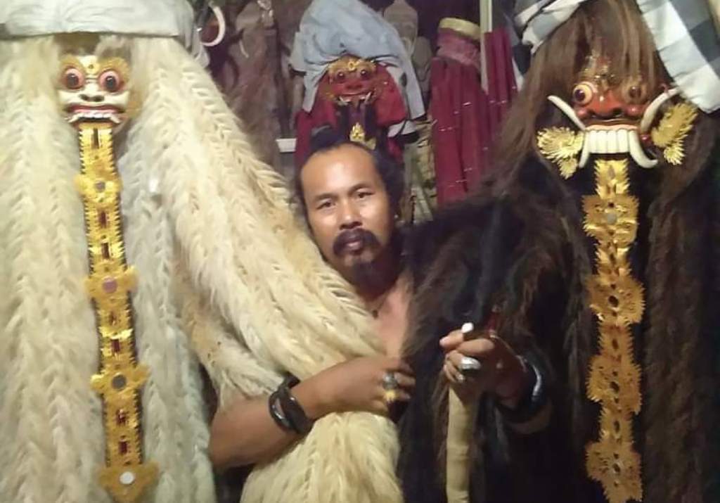 JRO MANGKU: Jro Pasek Pawang Hujan semasa hidup. Almarhum rencananya akan dikremasi. Saat ini jenazahnya masih dititipkan di RSUD Klungkung.