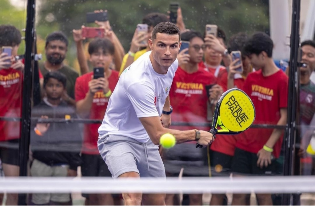 Cristiano Ronaldo bermain padel di Singapura