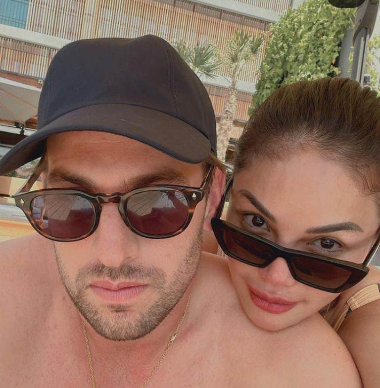 KEBERSAMAAN: Kebersamaan Nikita Mirzani dengan teman bulenya di Madrid. Nikita Mirzani ngaku hanya sebagai teman.