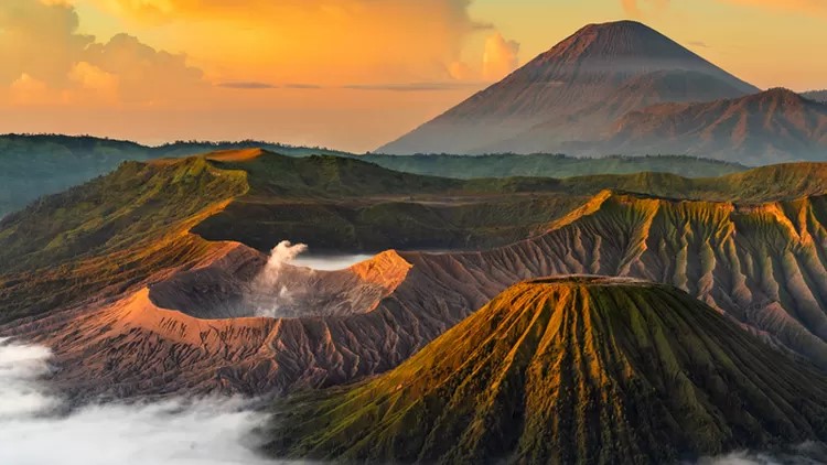 Taman Nasional Bromo Tengger di Probolinggo, Jawa Timur masuk lima besar daerah paling banyak dikunjungi wisatawan.