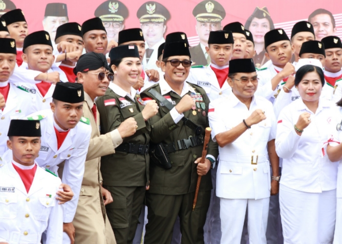 PERJUANGAN : Peringatan HUT RI ke 78 di Tabanan diwarnai dengan pejabat berkostum Pahlawan Nasional, Bupati tampil layaknya Bapak Proklamator Ir. Soekarno.