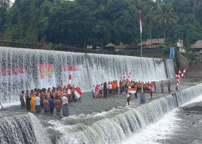APEL BENDERA: Apel bendera dilakukan warga Banjar Suka Duka Kali Unda di Tukad Unda, Kelurahan Semarapura Kangin, Klungkung, pada Kamis (17/8).