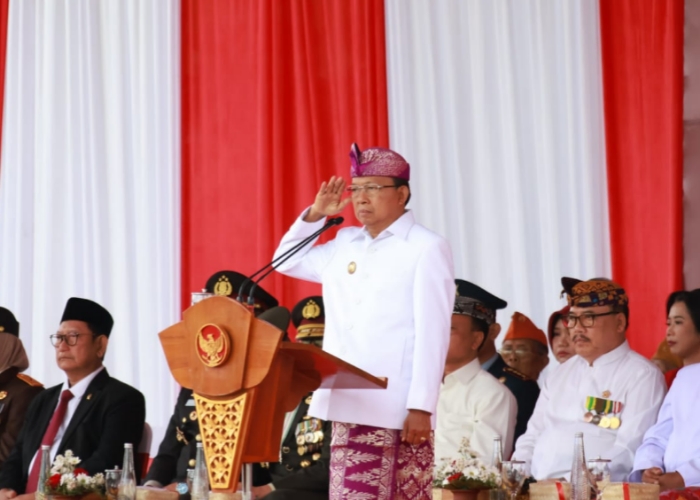Gubernur Bali Wayan Koster saat mengikuti Upacara Bendera, Kamis (17/8).