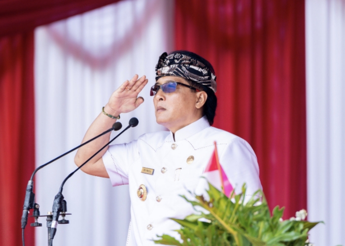 UPACARA BENDERA: Bupati Giri Prasta saat menjadi Inspektur Upacara Bendera perayaan HUT Kemerdekaan RI Ke-78 di Lapangan Puspem Badung, Kamis (17/8).