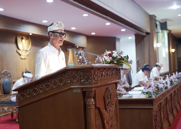 PEMBACAAN PU: Wakil Bendahara Fraksi PDI Perjuangan DPRD Badung I Gusti Ngurah Sudiarsa saat membacakan PU dalam rapat paripurna, Kamis (16/8).