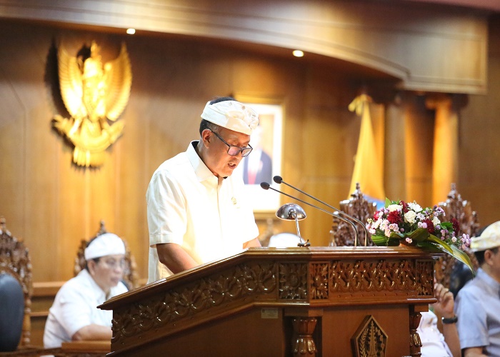 PEMBACAAN PU: Ketua Fraksi Partai Golkar DPRD Badung I Gusti Ngurah Shaskara saat membacakan PU dalam rapat paripurna, Rabu (16/8).