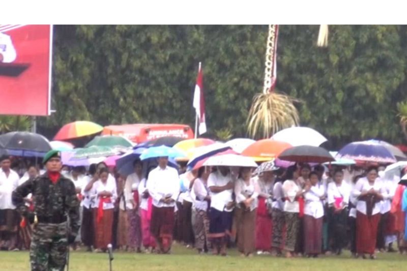ASN Provinsi Bali peserta apel HUT ke-78 Kemerdekaan RI menggunakan payung selama upacara bendera di Denpasar, Bali, Kamis 17 Agustus 2023.