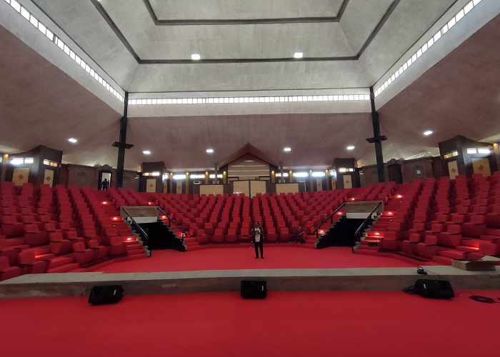 TRANSFORMASI : Wajah Gedung Kesenian Gde Manik Singaraja dari dalam.