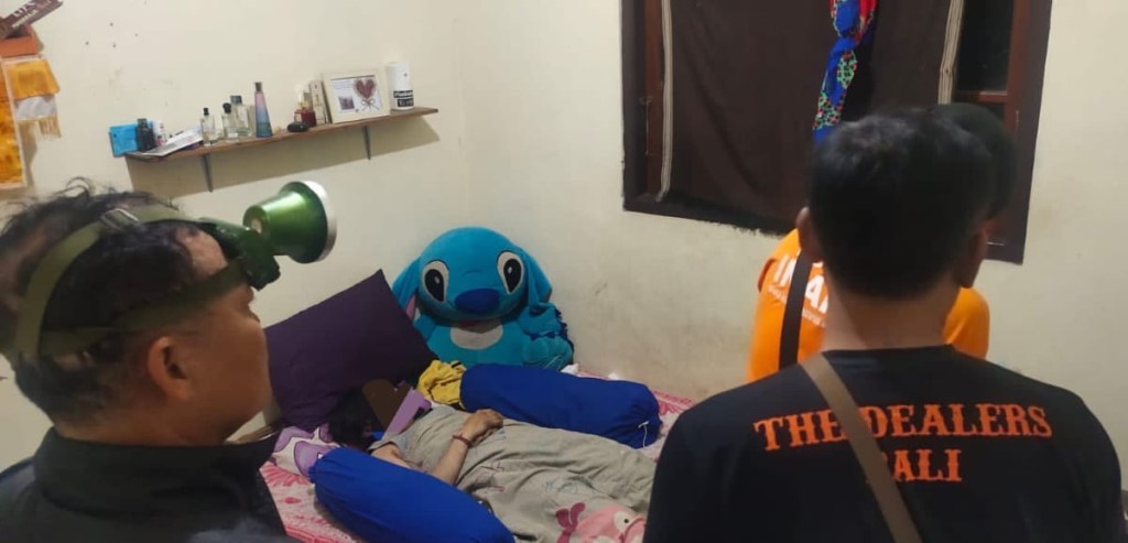 OLAH TKP: Tim Inafis Polres Jembrana melakukan olah tkp gantung diri di Banjar Rangdu, Desa Pohsanten, Kecamatan Mendoyo, Kabupaten Jembrana, Kamis(17/8).
