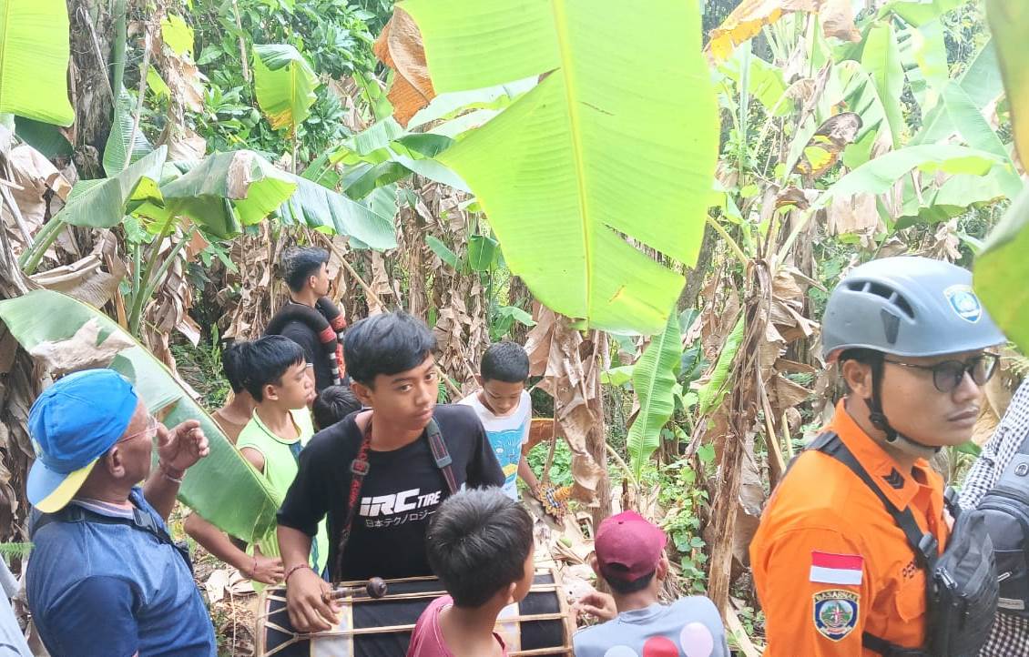 Pencarian orang hilang oleh Basarnas Buleleng bersama masyarakat setempat