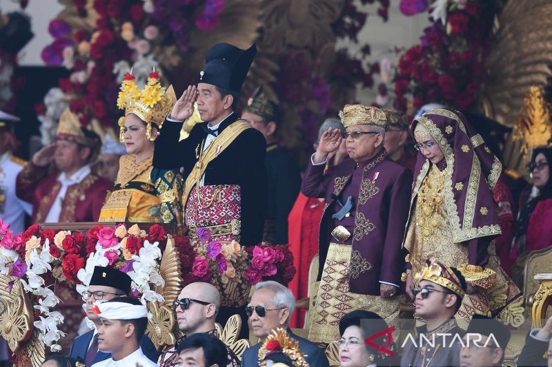 Presiden Jokowi memakai pakaian adat Ageman Songkok Singkepan Ageng dari Surakarta.