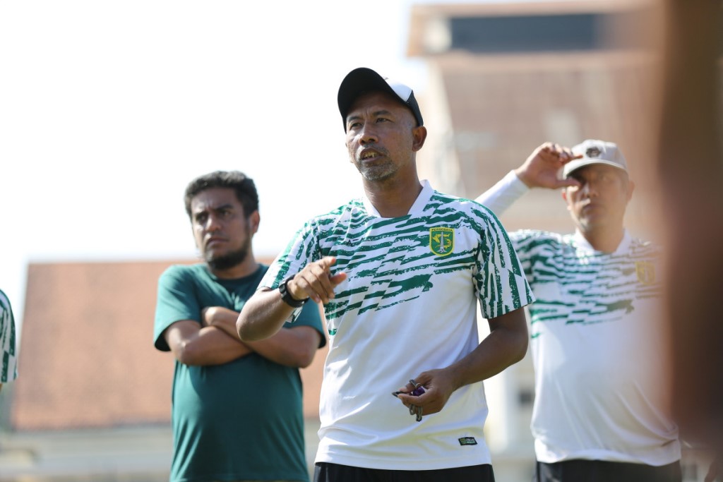 Uston Nawawi dipercaya memimpin Persebaya hingga tiga laga kedepan