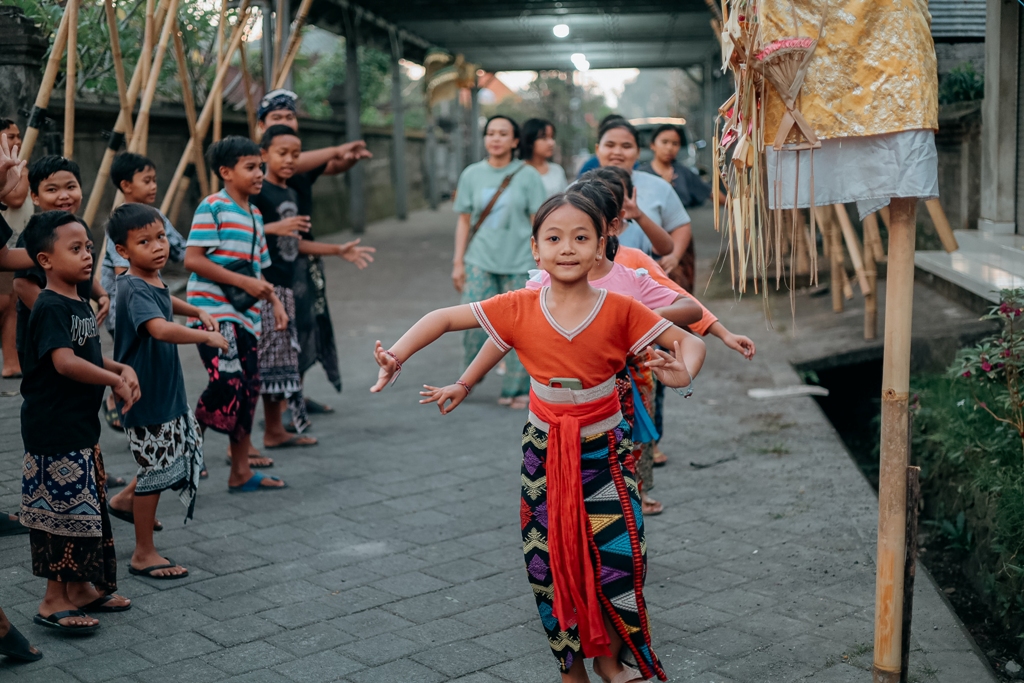 GLADI : Gladi bersih serangkaian event Sayan Nguni Street Art dan Food Festival, di Banjar Mas, Desa Sayan, Kecamatan Ubud, Gianyar yang akan dimeriahkan artis Petra Sihombing hingga Ary Kencana.