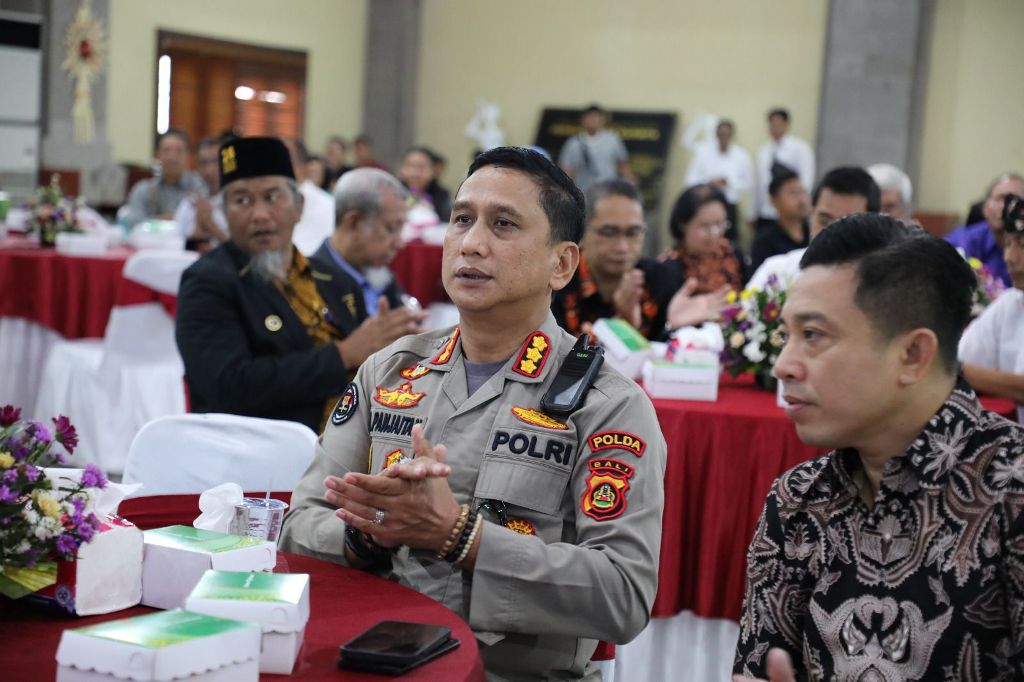 Kabidhumas Polda Bali Kombespol Jansen Avitus Panjaitan. (kiri)