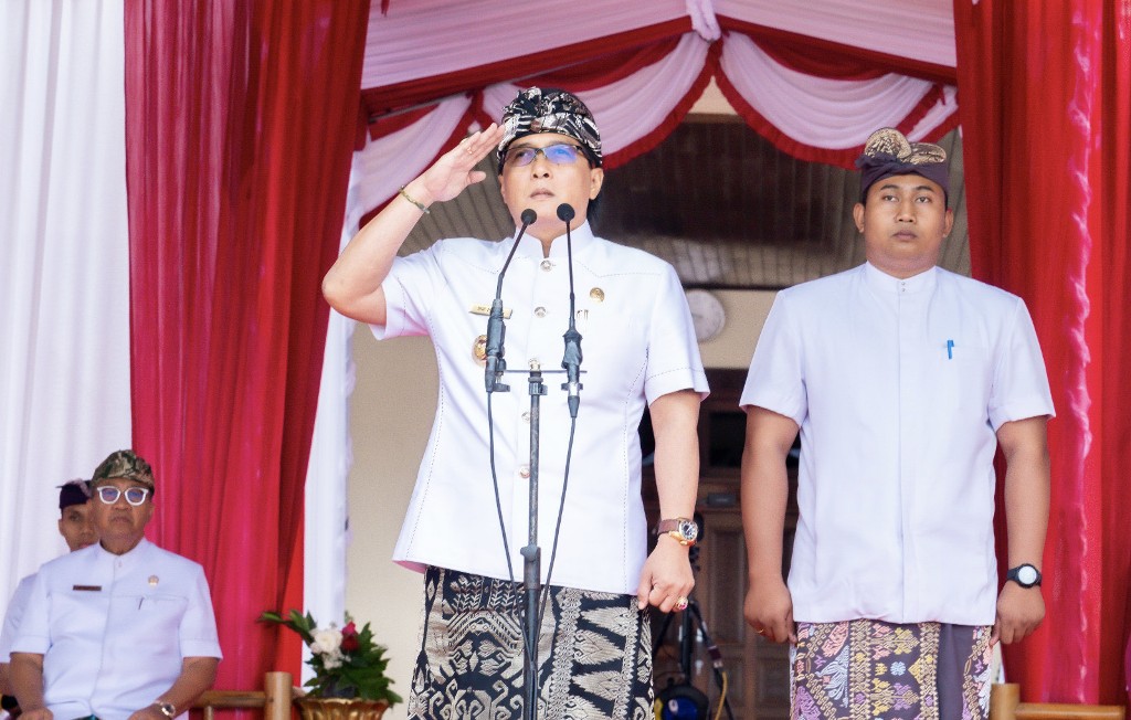UPACARA BENDERA: Bupati Giri Prasta menjadi inspektur upacara bendera perayaan HUT ke-78 Kemerdekaan RI di Lapangan Puspem Badung, Kamis (17/8).
