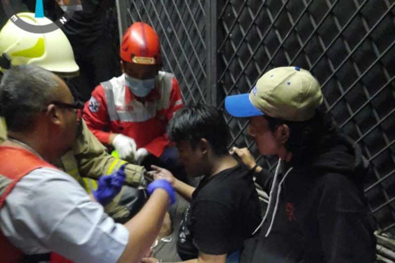 EVAKUASI: Petugas Gulkarmat berhasil mengevakuasi salah satu korban kebakaran salah satu hotel, Melawai, Jakarta Selatan, Jumat 18 Agustus 2023.