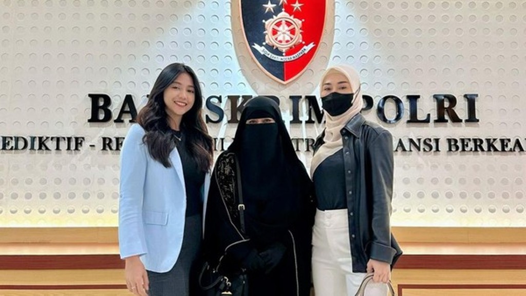 LAPOR: Selebgram Oklin Fia dilaporkan Umi Pipik ke Bareskrim Polri atas kasus jilat es krim. Umi Pipik ngaku mewakili umat muslim.