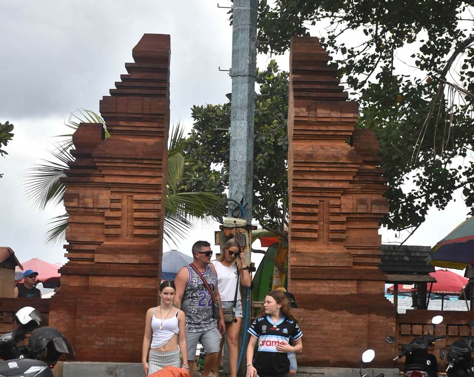 Candi Bentar yang kini dikenal sebagai Candi Bentar Bentir di Pantai Legian, Kuta Bali.