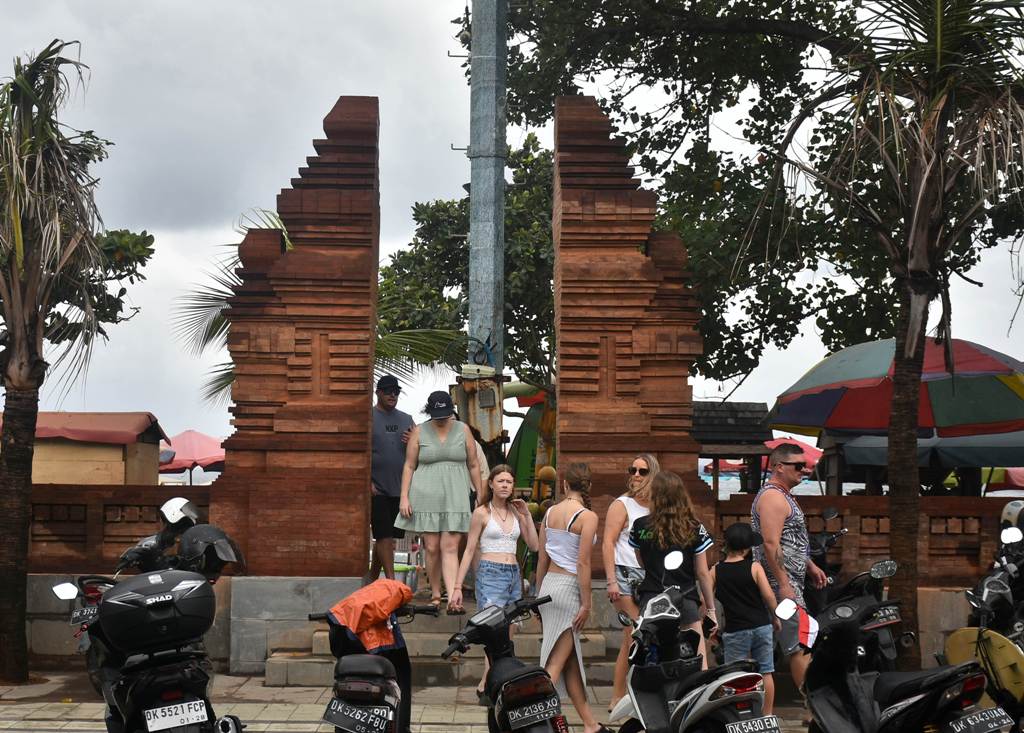 Candi Bentar Bentir di Pantai Legian, Kuta Bali, masih sanglir alias berbeda meski sudah dilakukan perbaikan.