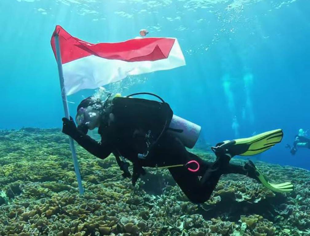 KIBARKAN BENDERA: Prilly Latuconsina kibarkan bendera di dalam laut dalam rangka rayakan HUT ke-78 RI.