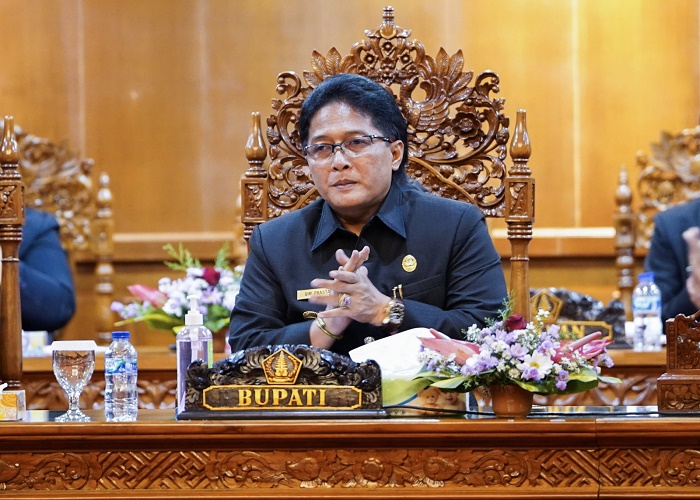 RAPAT PARIPURNA: Bupati Giri Prasta saat menghadiri Rapat Paripurna DPRD Badung di Ruang Sidang Utama Gosana Kantor DPRD Badung, Jumat (18/8).