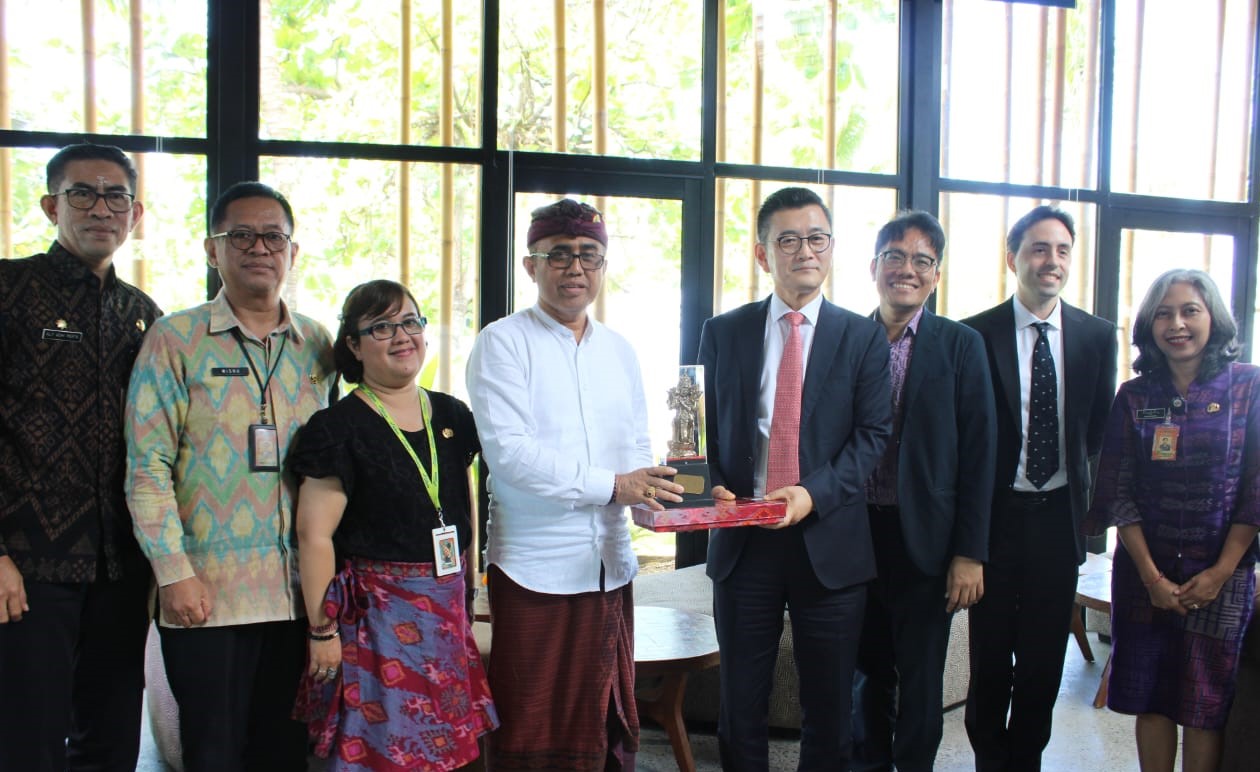 Wali Kota Denpasar I Gusti Ngurah Jaya Negara menerima kunjungan Chief Executive Officer (CEO) CityNet, Jeong-Kee Kim di kawasan Pantai Segara, Sanur, Denpasar, Jumat 18 Agustus 2023.