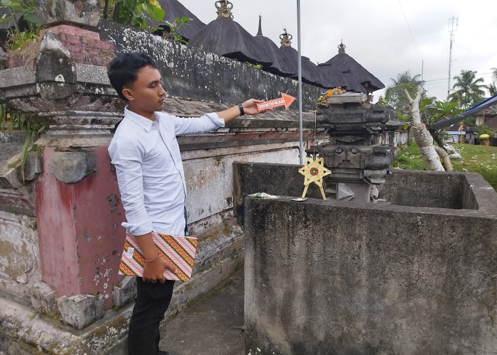 PENGERUSAKAN : Polsek Tegalalang saat melakukan olah TKP pengerusakan pelinggih di Banjar Ked, Desa Taro, Tegalalang, Rabu (16/8).