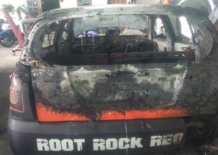 HANGUS : Mobil yang terbakar akibat mengalami kebocoran selang bbm.