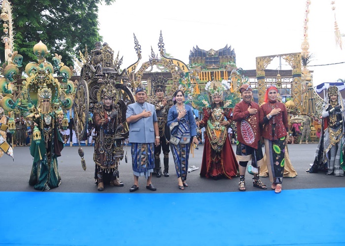 PAWAI : Bupati Jembrana I Nengah Tamba dalam acara Pawai Budaya Hut Kota Negara ke -128.