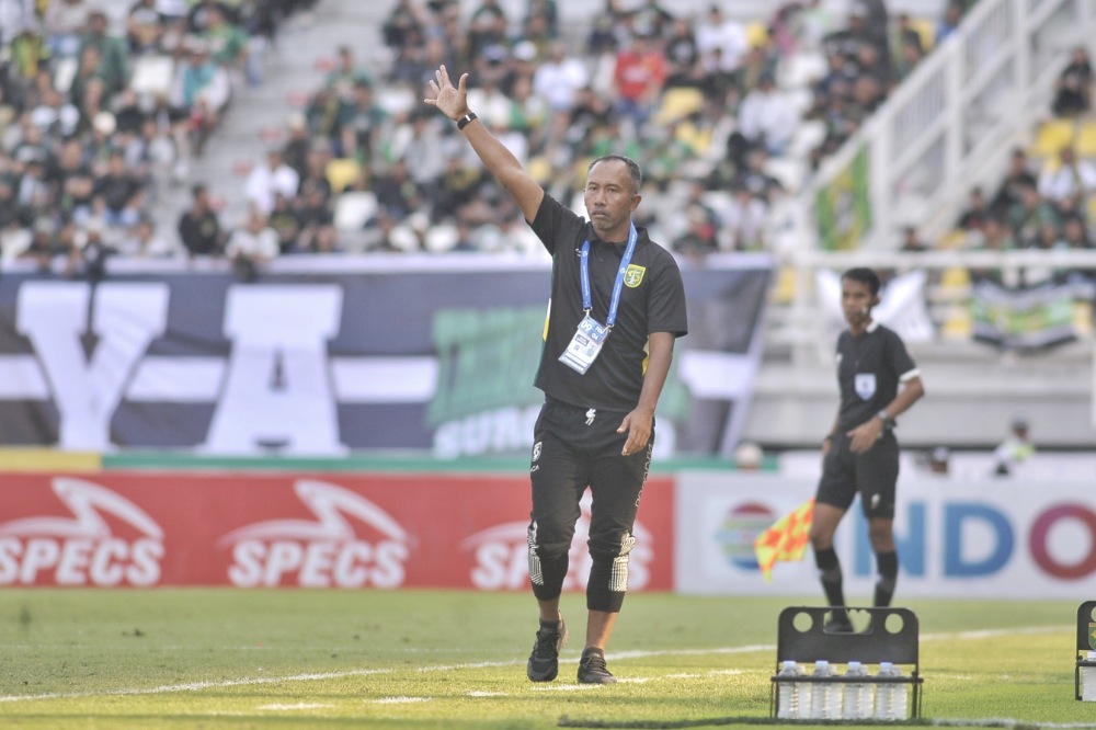 Caretaker Pelatih Kepala Persebaya Surabaya Uston Nawawi