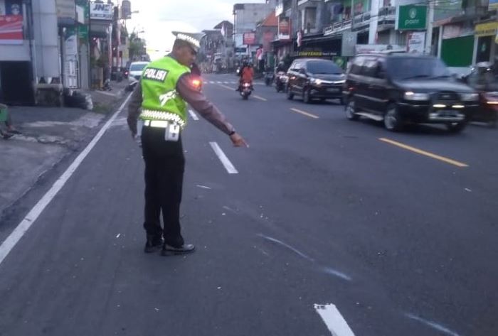 Polisi menunjukkan TKP kecelakaan lalu lintas di Abiantuwung, Tabanan yang dipicu Ertiga melaju dengan kecepatan tinggi, Jumat 18 Agustus 2023.
