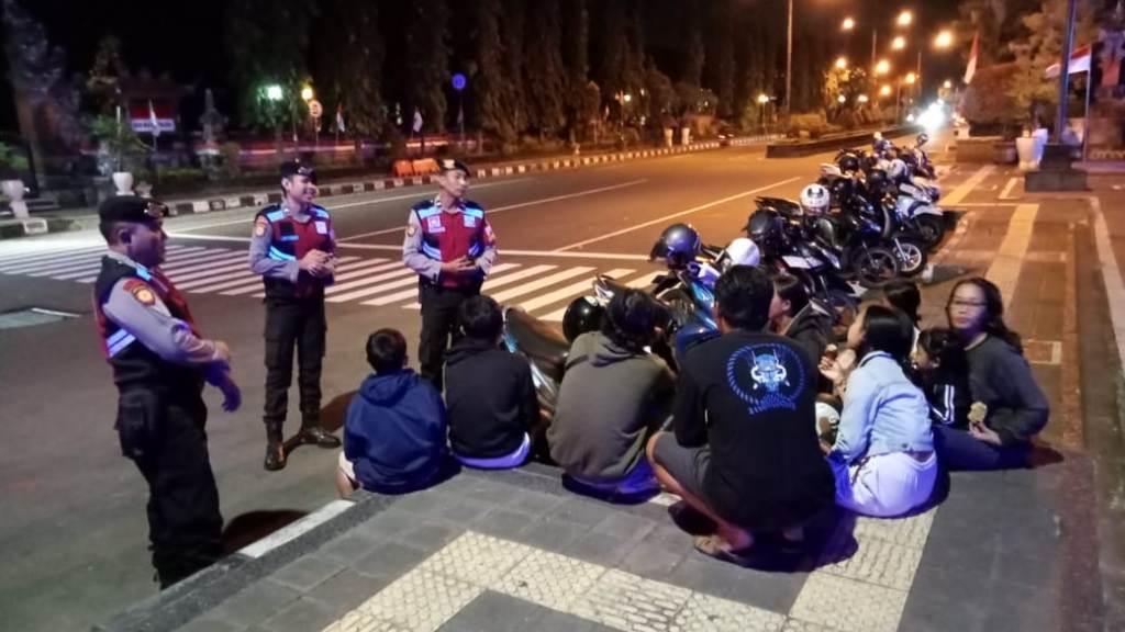 PATROLI: Sat Samapta Polres Klungkung melaksanakan patroli blue light, cegah balapan liar dan 3 C di By Pass IB Mantra.