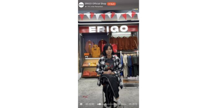 Tangkapan layar live streaming Erigo X JKT48 di Shopee Live pada Jumat (18/82023).